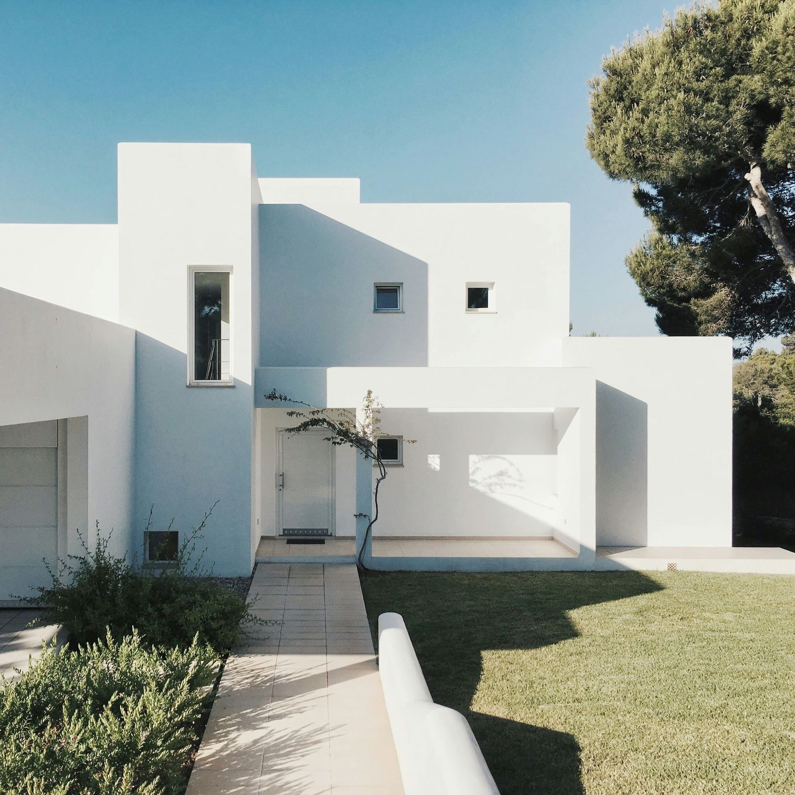 Casa blanca de arquitectura minimalista en la Costa Blanca